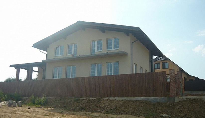 Дом из керамоблоков с штукатурным фасадом